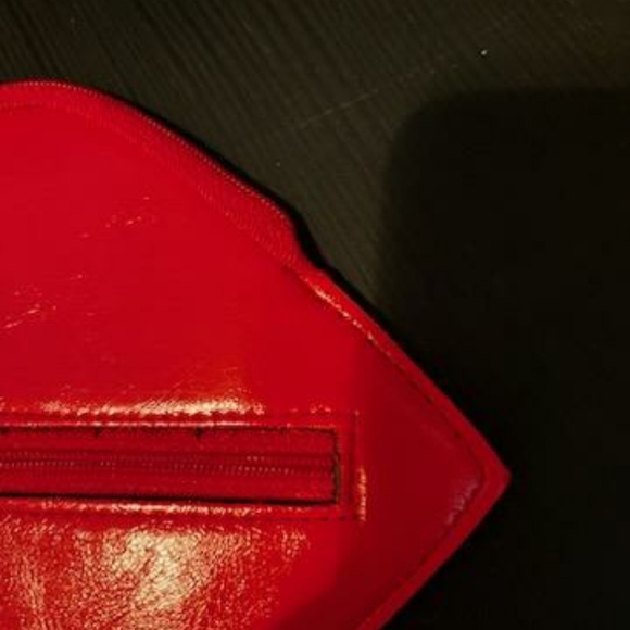 Summer sale 💋Betsy Johnson lips eyewearcase/ wristlet - Picture 3 of 3